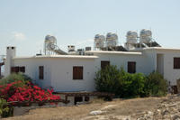 Cyprus, Neo Chorio (warm water voorzieningen op de daken)