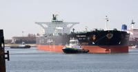 2232.jpg De Iran Harsin crude tanker (334 m lang, 58 m breed, 22 m diepgang)
