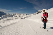 6087.jpg Zo warm was het! Zonder jas of trui over de sneeuwmassa met stralend weer!