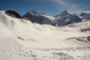 6093.jpg De Wetterhorn, Schreckhorn en Finsteraarhorn (geheel rechts),<br>vanaf de bevroren Bachalpsee (voorgrond),