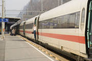 6152.jpg Erica wacht op het vertrek van de trein.