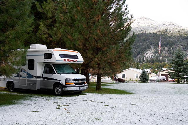 camper in de sneeuw